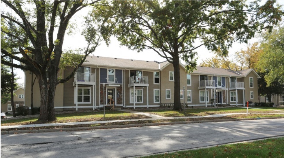 Kendallwood Apartments, 2813A NE Kendallwood Parkway, Gladstone, MO